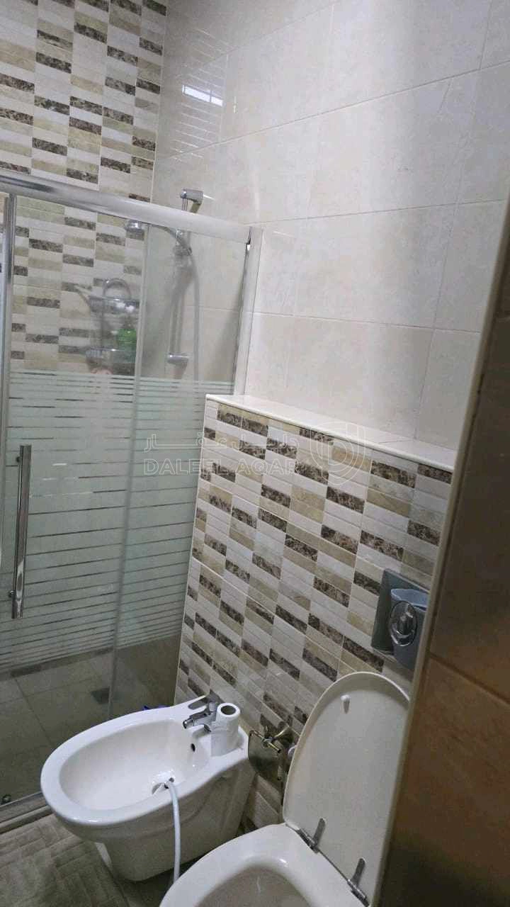 شقة في شقة دير غبار ، مطبخ راكب ، خزائن حائط ديكورات  - 115,000 دأ - صورة 1