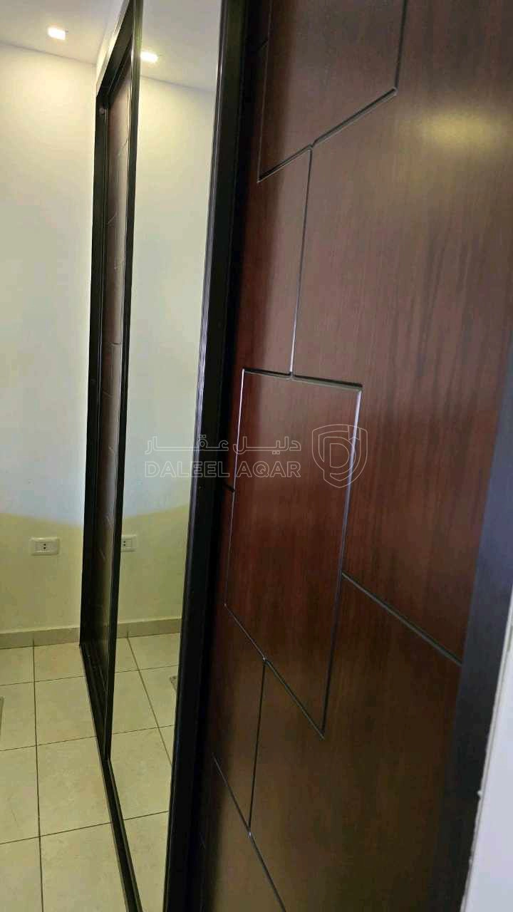 شقة في شقة دير غبار ، مطبخ راكب ، خزائن حائط ديكورات  - 115,000 دأ - صورة 1