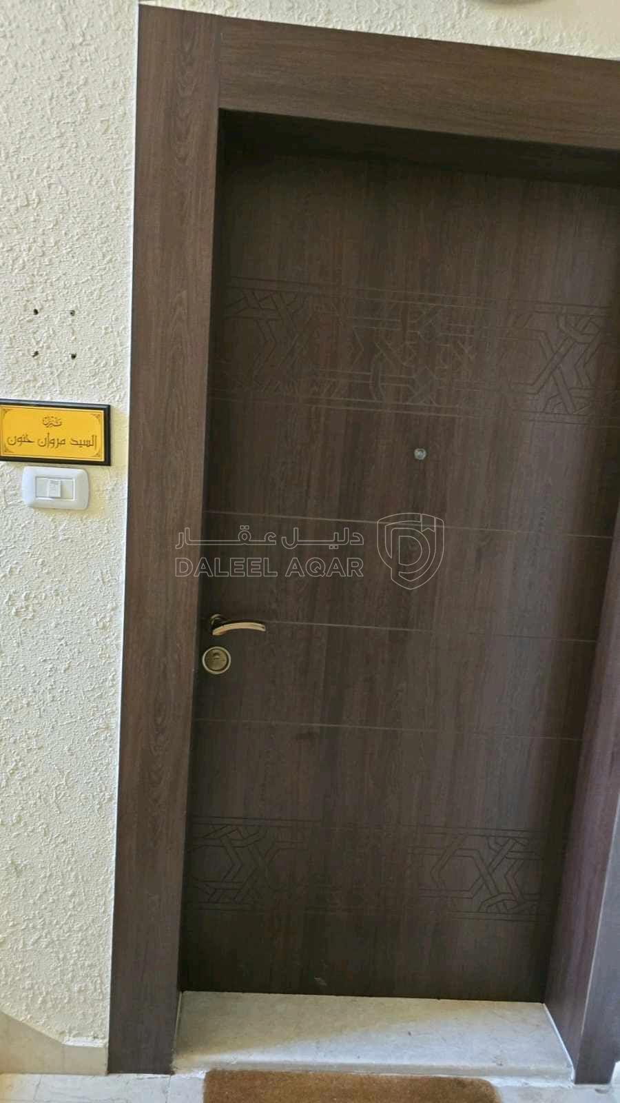 شقة في شقة دير غبار ، مطبخ راكب ، خزائن حائط ديكورات  - 115,000 دأ - صورة 1