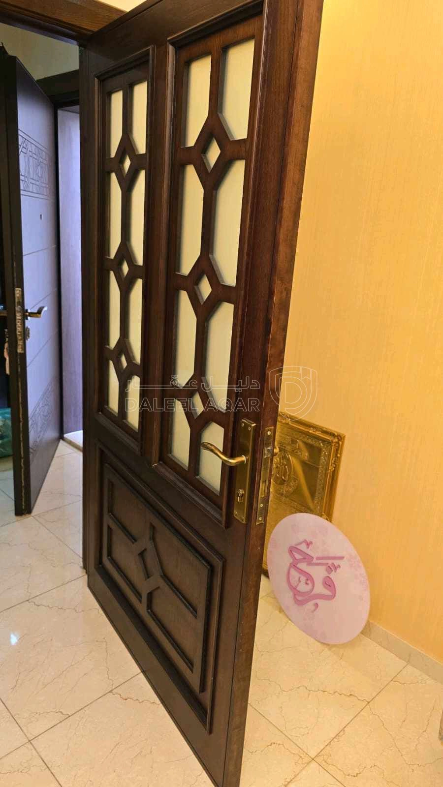 شقة في شقة دير غبار ، مطبخ راكب ، خزائن حائط ديكورات  - 115,000 دأ - صورة 1