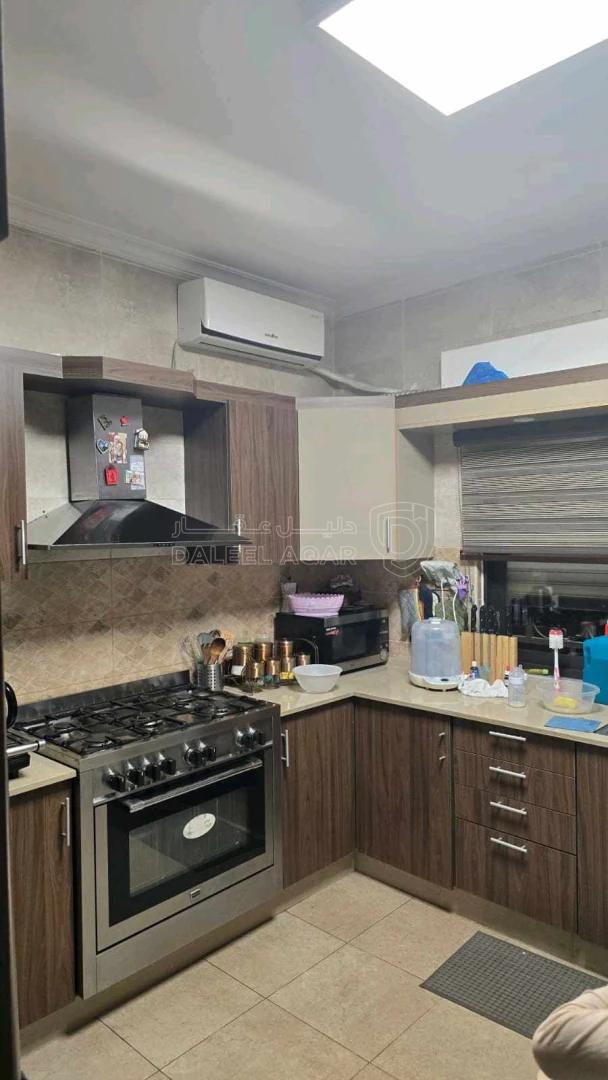 شقة في شقة دير غبار ، مطبخ راكب ، خزائن حائط ديكورات  - 115,000 دأ - صورة 1