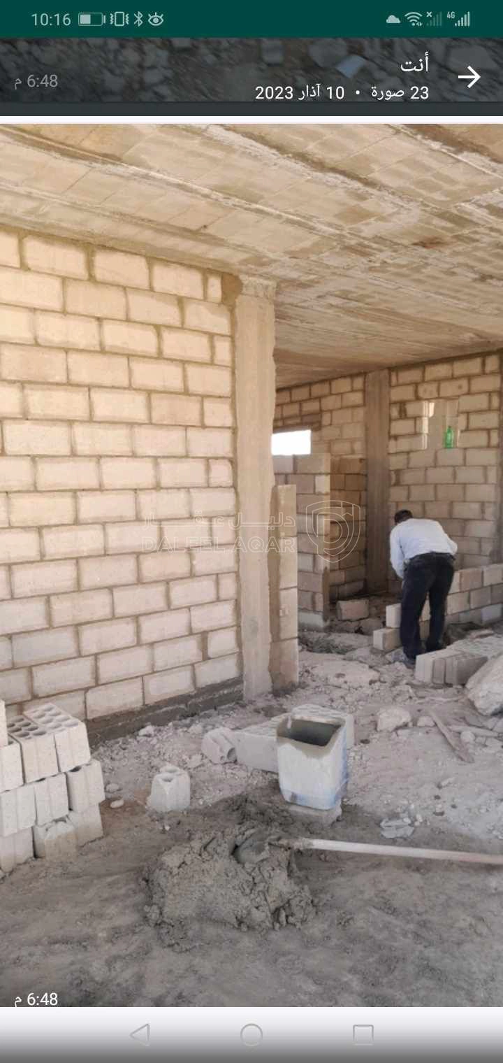 أرض في المغيرات المريزقه بجانب المسجد الإبراهيمي محاطه بسور وعليها بناء غير مكتمل - 30,000 دأ - صورة 1