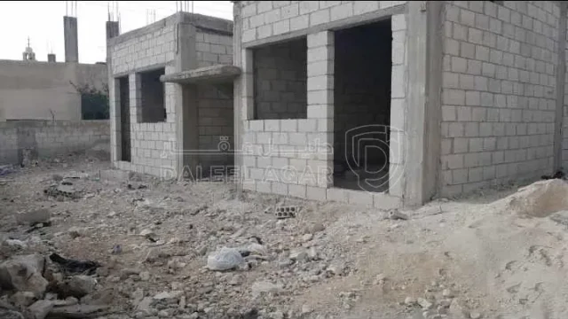 أرض في المغيرات المريزقه بجانب المسجد الإبراهيمي محاطه بسور وعليها بناء غير مكتمل - 30,000 دأ - صورة 1