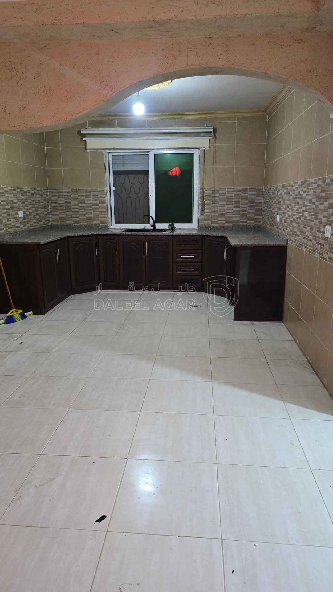 شقة في اربد - شارع البتراء - 32,000 دأ - صورة 1