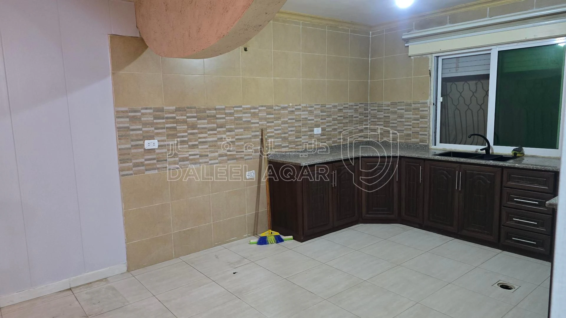 شقة في اربد - شارع البتراء - 32,000 دأ - صورة 1