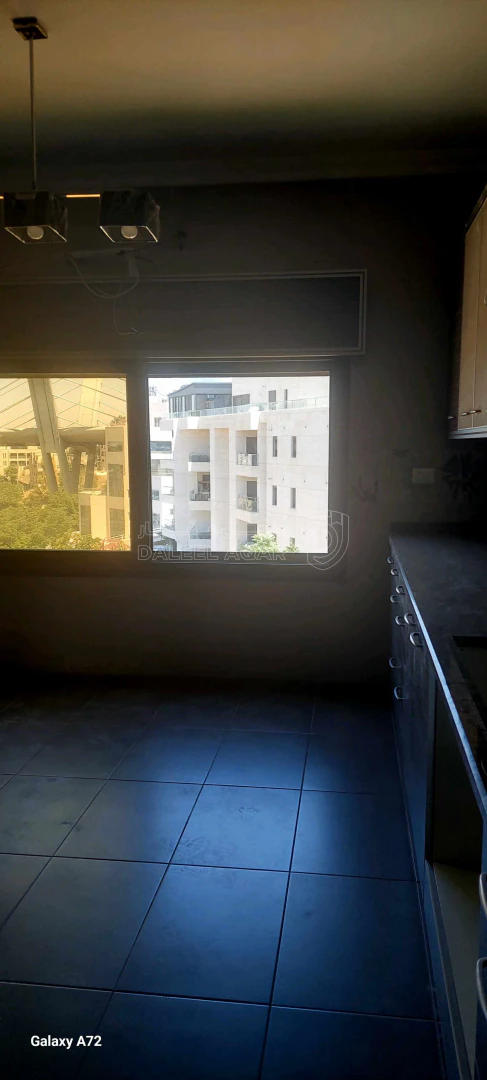 شقة في عبدون الشمالي الغربي بجانب شركة نقل  - 180,000 دأ - صورة 1