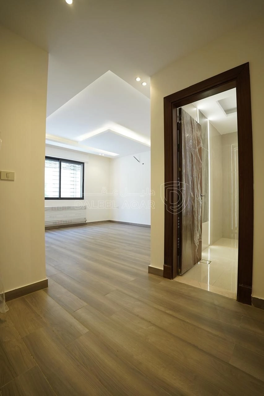 شقة في طابق ارضي مع ترس امامي مشروع 122 ام السماق - 230,000 دأ - صورة 1