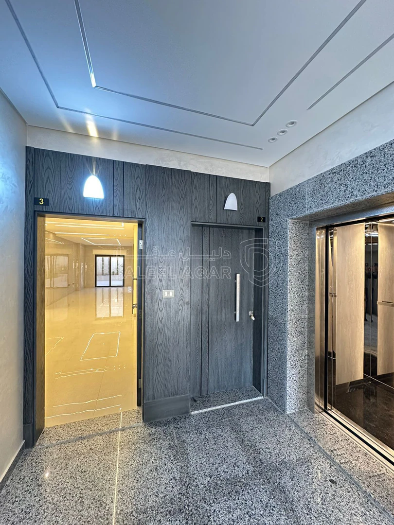 شقة في تبعد 2.5 كم عن شارع المطار - 73,000 دأ - صورة 1
