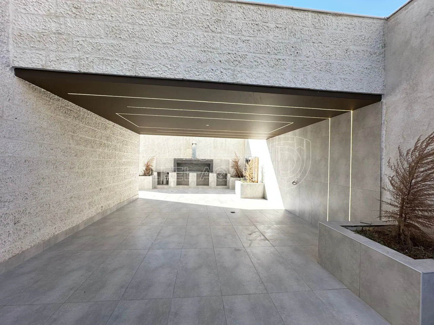 شقة في تبعد 2.5 كم عن شارع المطار - 73,000 دأ - صورة 1