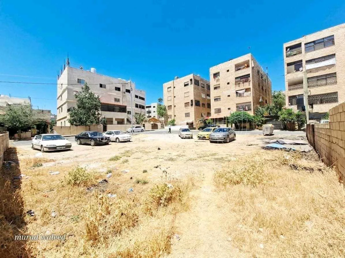 أرض في ارض تجاريه للبيع في ضاحيه الامير حسن تقع على شارعي - 88,000 دأ - صورة 1