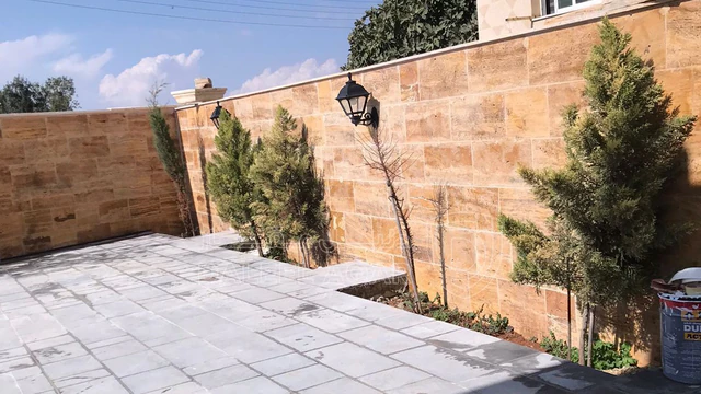 فيلا/منزل في شقة ارضية مع سطحها للبيع في مأدبا  - 75,000 دأ - صورة NaN
