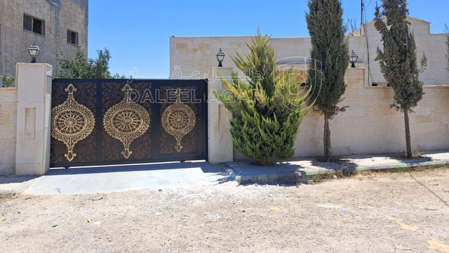 فيلا/منزل - شقة ارضية مع سطحها للبيع في مأدبا  - 75000 دأ