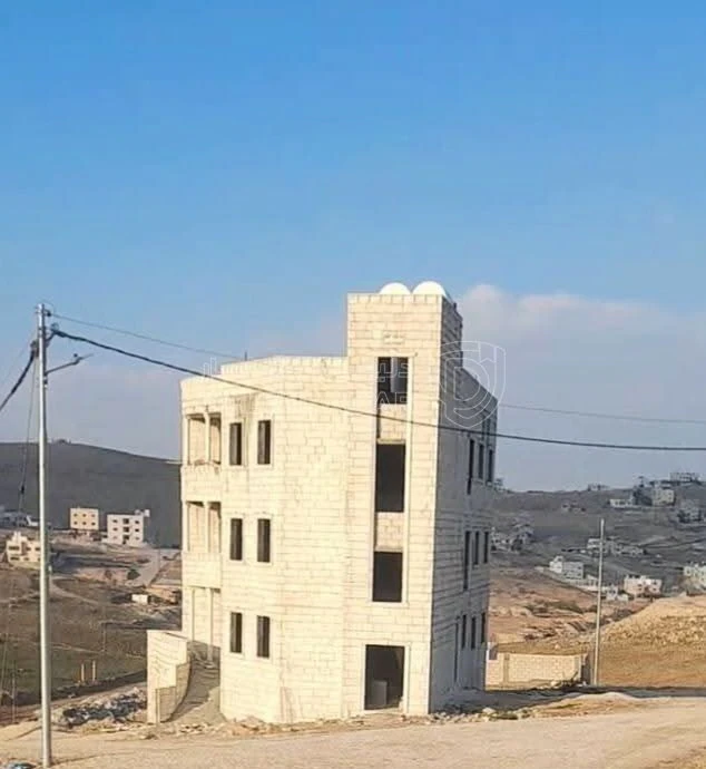مبنى في الزرقاء جريبا قرب ضاحية المدينة المنورة - 135,000 دأ - صورة 1