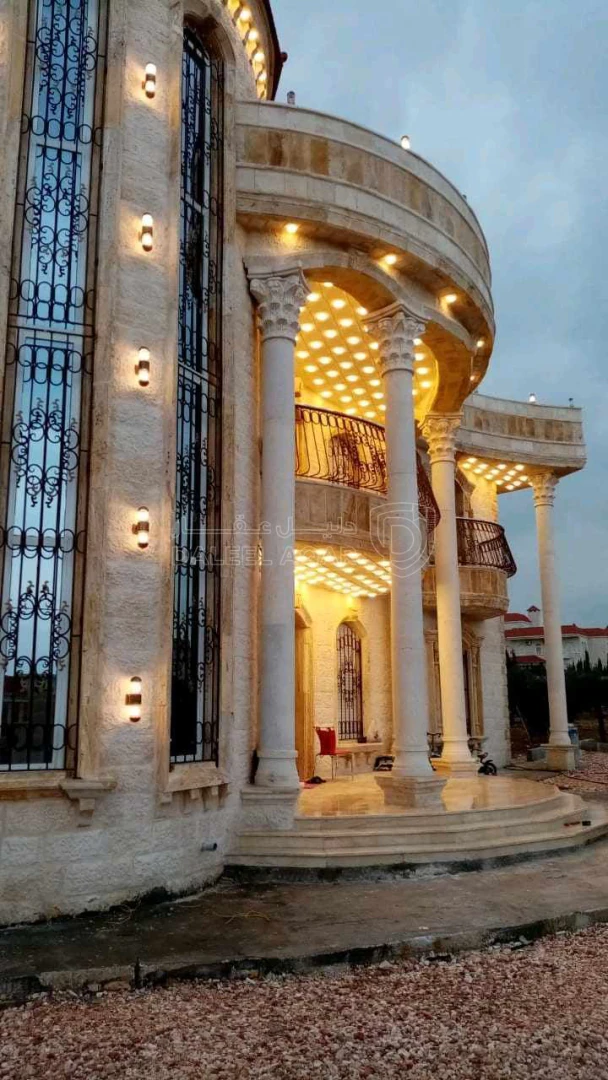 فيلا/منزل في خلف مدرسة الرهبات بلقرب من جامعة العلوم والتكولوجي - 625,000 دأ - صورة 1