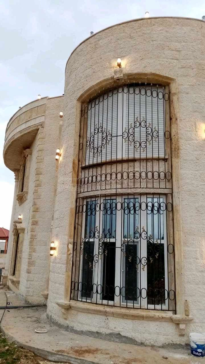 فيلا/منزل في خلف مدرسة الرهبات بلقرب من جامعة العلوم والتكولوجي - 625,000 دأ - صورة 1
