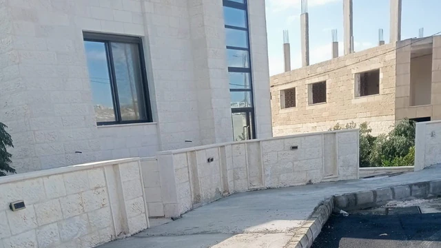 فيلا/منزل في اربد - زبده - السريج -قرب  مركز امن اربد الغربي  - 200,000 دأ - صورة NaN