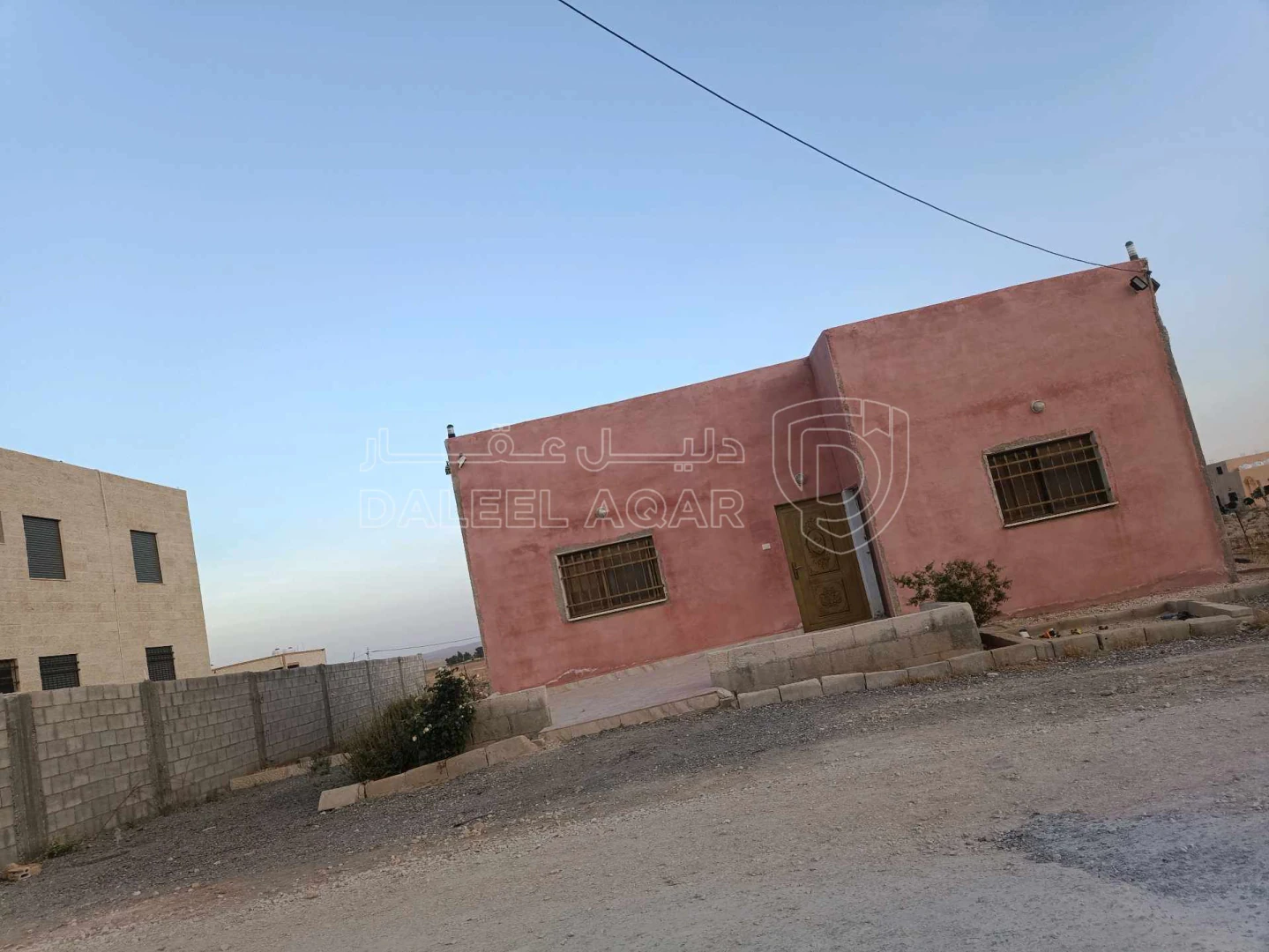 فيلا/منزل في الموقر خلف كازية العربيد على دنم ارض سكن أ - 60,000 دأ - صورة 1