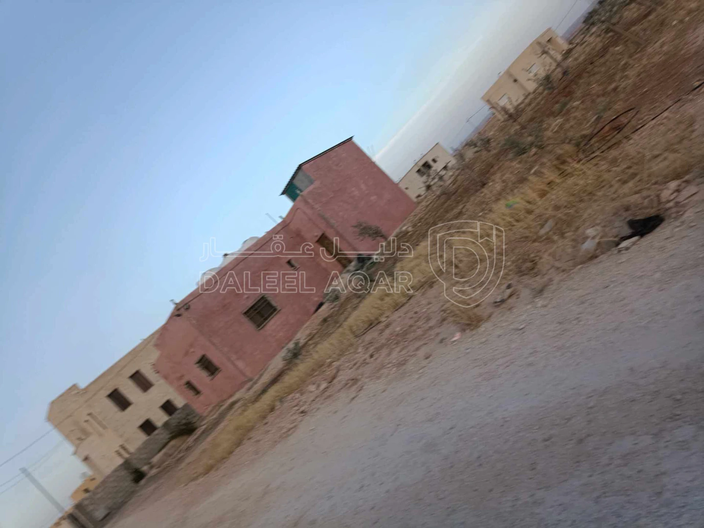فيلا/منزل في الموقر خلف كازية العربيد على دنم ارض سكن أ - 60,000 دأ - صورة 1