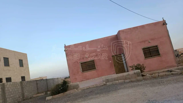 فيلا/منزل - الموقر خلف كازية العربيد على دنم ارض سكن أ - 60000 دأ