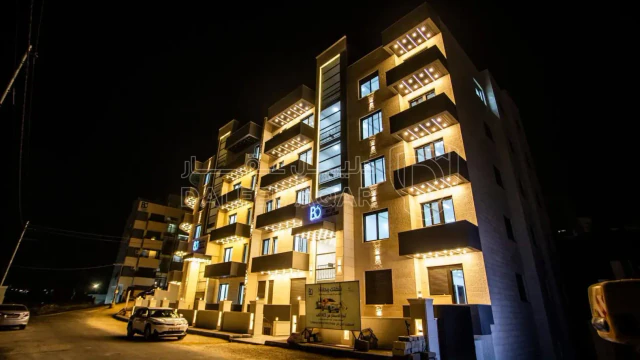 شقة - دوار البنزين قرب اسكان الكهرباء  - 55000 دأ