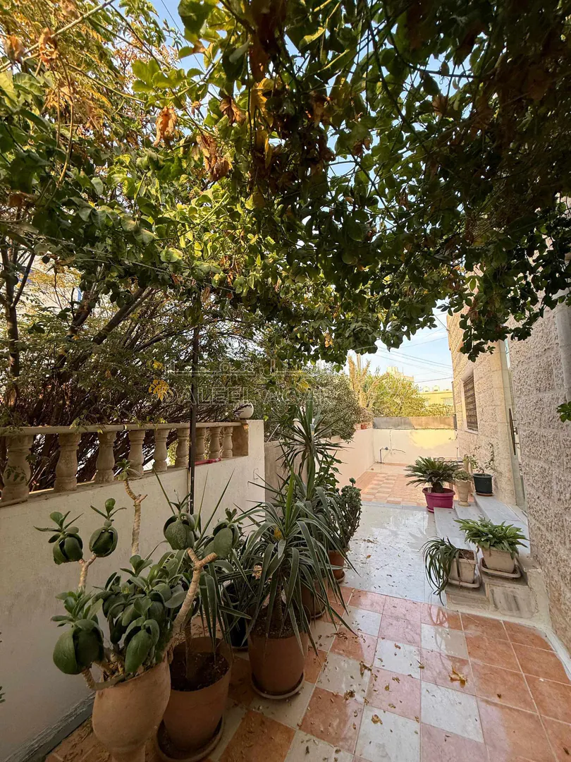 فيلا/منزل في الزرقاء الجديده ، قرب صيدلية كريبتون - 120,000 دأ - صورة 1