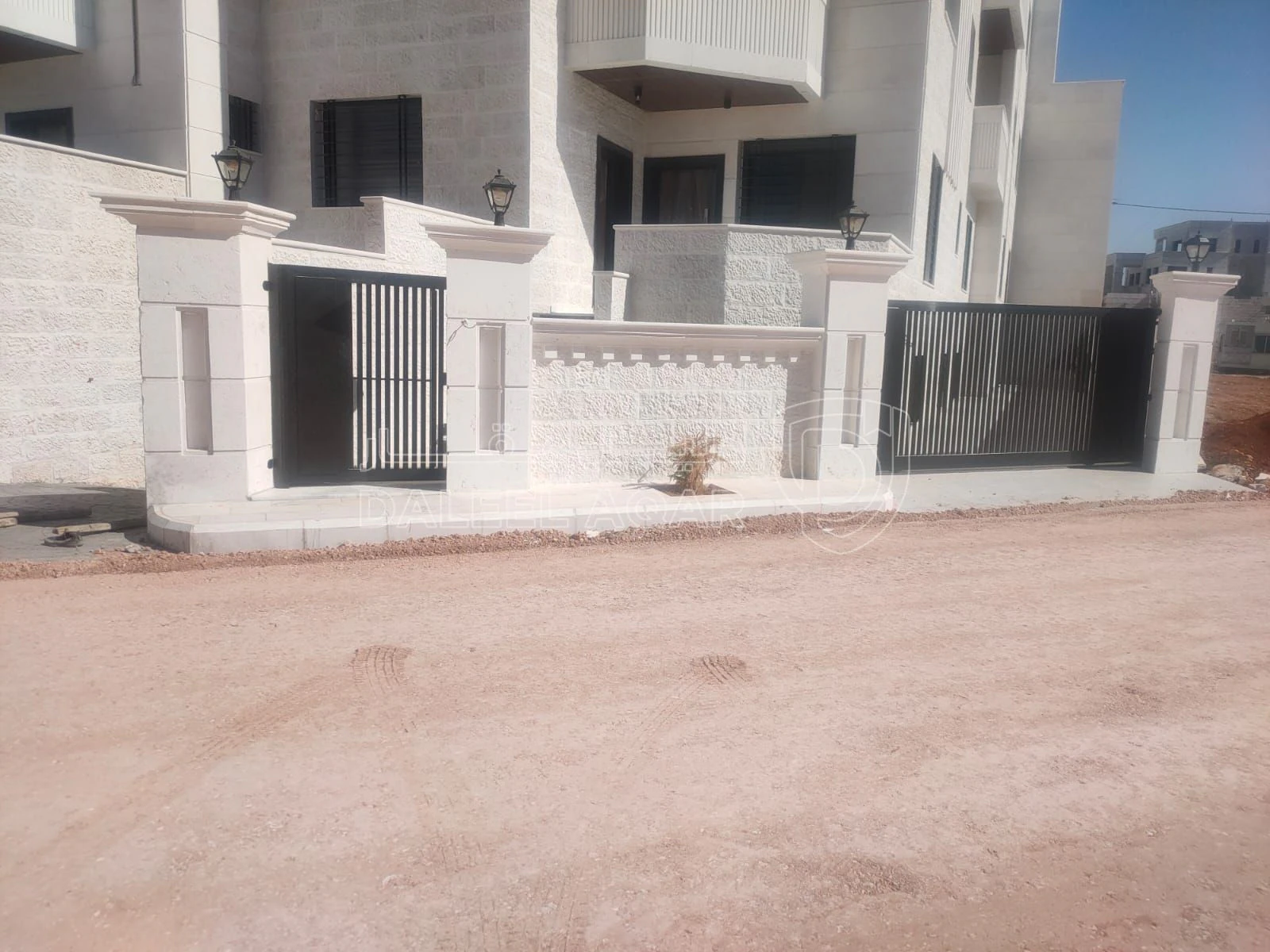 شقة في اربد جنوب صالة السفير  - 75,000 دأ - صورة 1