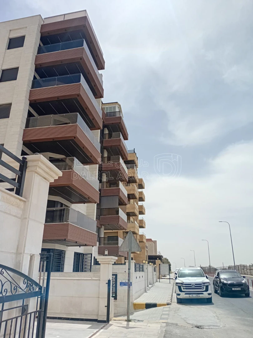 شقة في شارع المطار-الخدمات - 170,000 دأ - صورة 1
