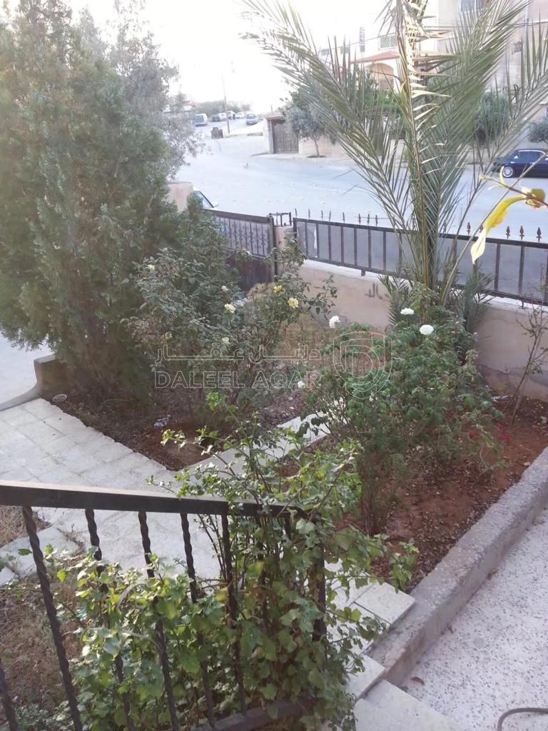 فيلا/منزل في الزرقاء حي الامير محمد بالقرب من مسجد عقبة بن عامر - 120,000 دأ - صورة 1