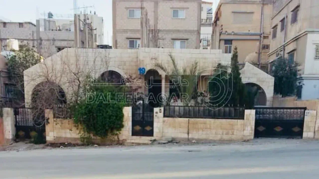 فيلا/منزل - الزرقاء حي الامير محمد بالقرب من مسجد عقبة بن عامر - 120000 دأ