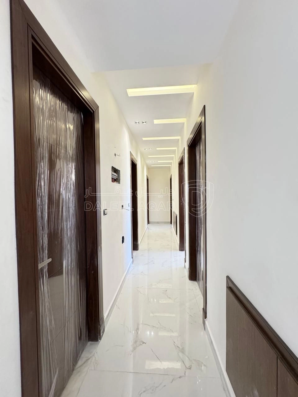 شقة في شبه ارضي (١) يمين مع حديقة مشروع خلدا 120 سكن خاص - 200,000 دأ - صورة 1
