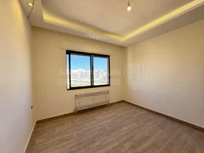 شقة في شبه ارضي (١) يمين مع حديقة مشروع خلدا 120 سكن خاص - 200,000 دأ - صورة NaN