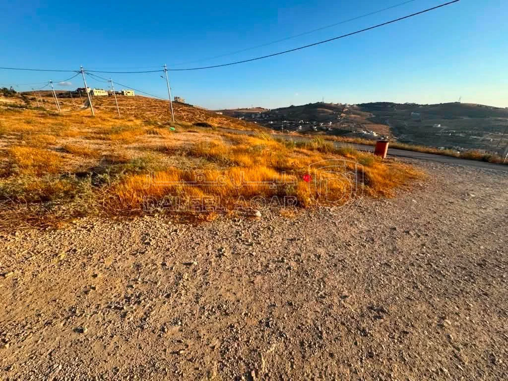 أرض في ارض مميزه للبيع في جبال الكمشة  - 210,000 دأ - صورة 1