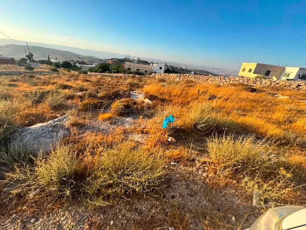 أرض في ارض مميزه للبيع في جبال الكمشة  - 210,000 دأ - صورة 1