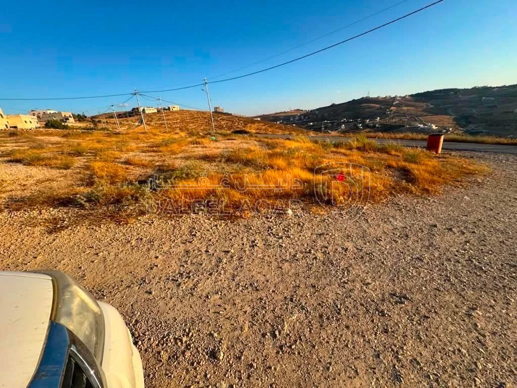 أرض في ارض مميزه للبيع في جبال الكمشة  - 210,000 دأ - صورة 1