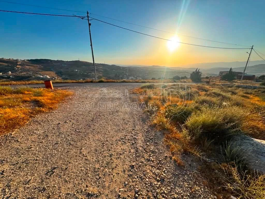 أرض في ارض مميزه للبيع في جبال الكمشة  - 210,000 دأ - صورة 1