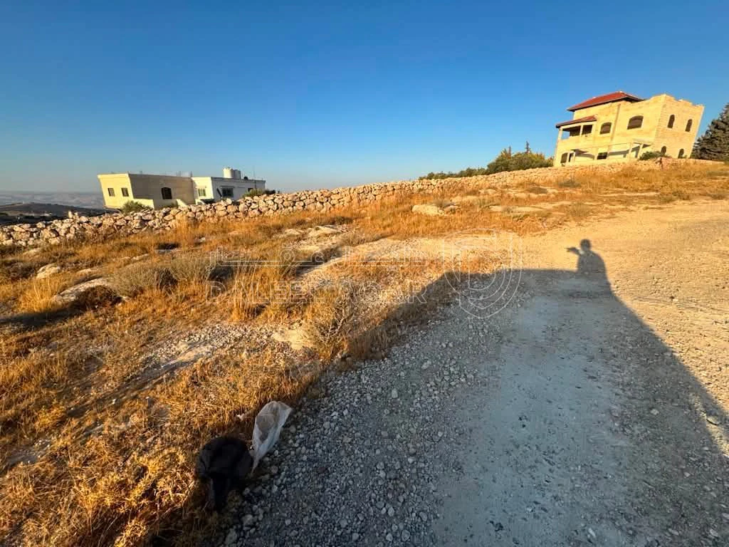 أرض في ارض مميزه للبيع في جبال الكمشة  - 210,000 دأ - صورة 1