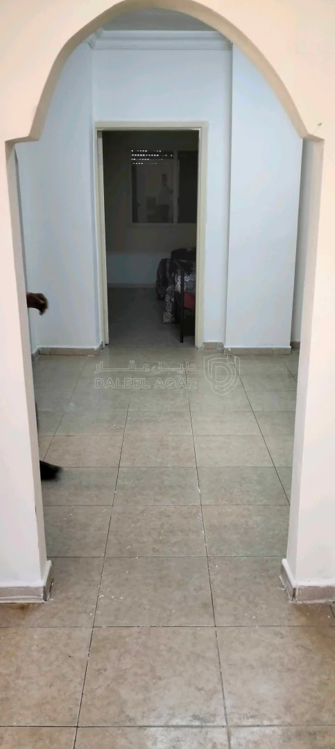 شقة في العقبة العاشرة الغربي مقابل السوق وارض خدمات - 29,000 دأ - صورة 1