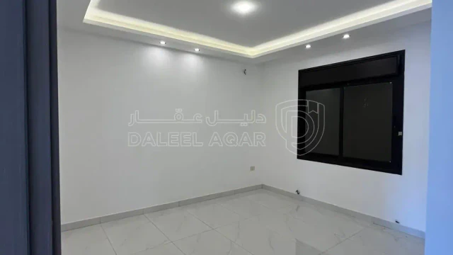 شقة - ثالث مع روف في البنيات خلف جامعة البترا تشطيب فخم  - 110000 دأ