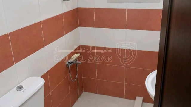 شقة - ام نواره مقابل مدرسة أم نوارة الثانويه للبنات  - 26000 دأ
