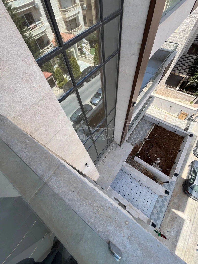 شقة في شبه ارضي مع ترس و حديقةتشطيب ملوكي قرب كنيسة المرج - 140,000 دأ - صورة 1