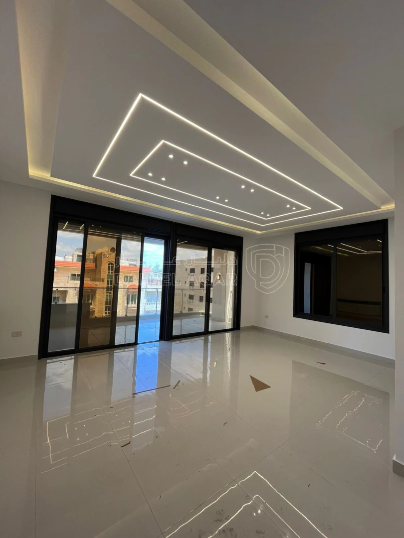 شقة في شبه ارضي مع ترس و حديقةتشطيب ملوكي قرب كنيسة المرج - 140,000 دأ - صورة 1