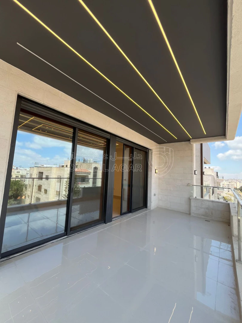 شقة في شبه ارضي مع ترس و حديقةتشطيب ملوكي قرب كنيسة المرج - 140,000 دأ - صورة 1