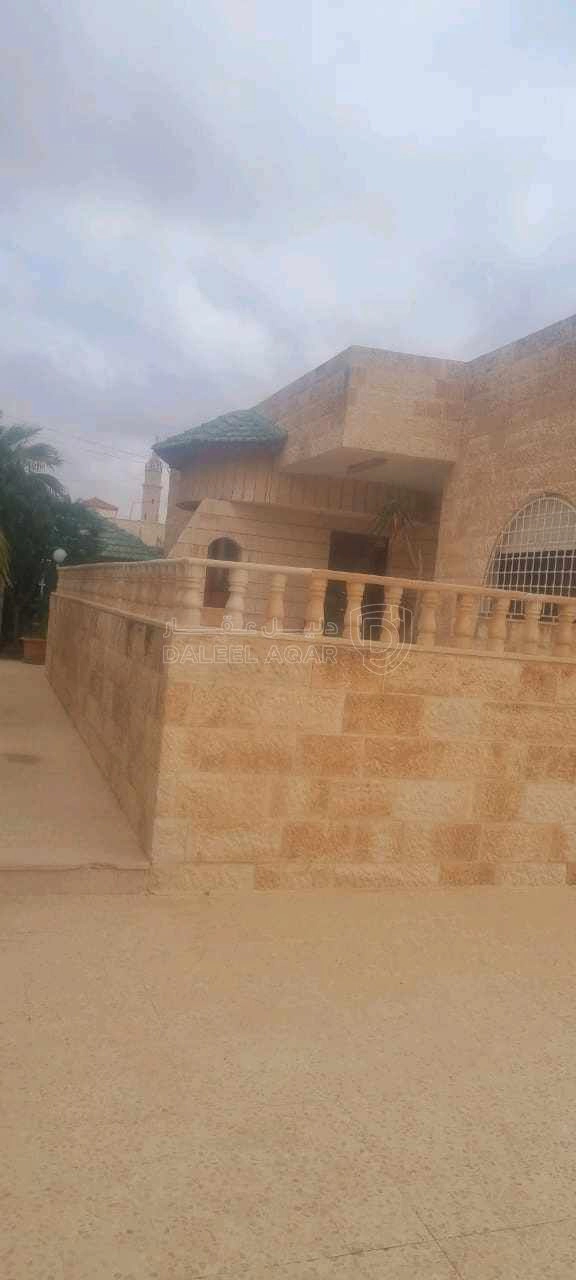 فيلا/منزل في الزرقاء الزرقاء الجديده شارع عبد الرحمان بن عوف  - 200,000 دأ - صورة 1