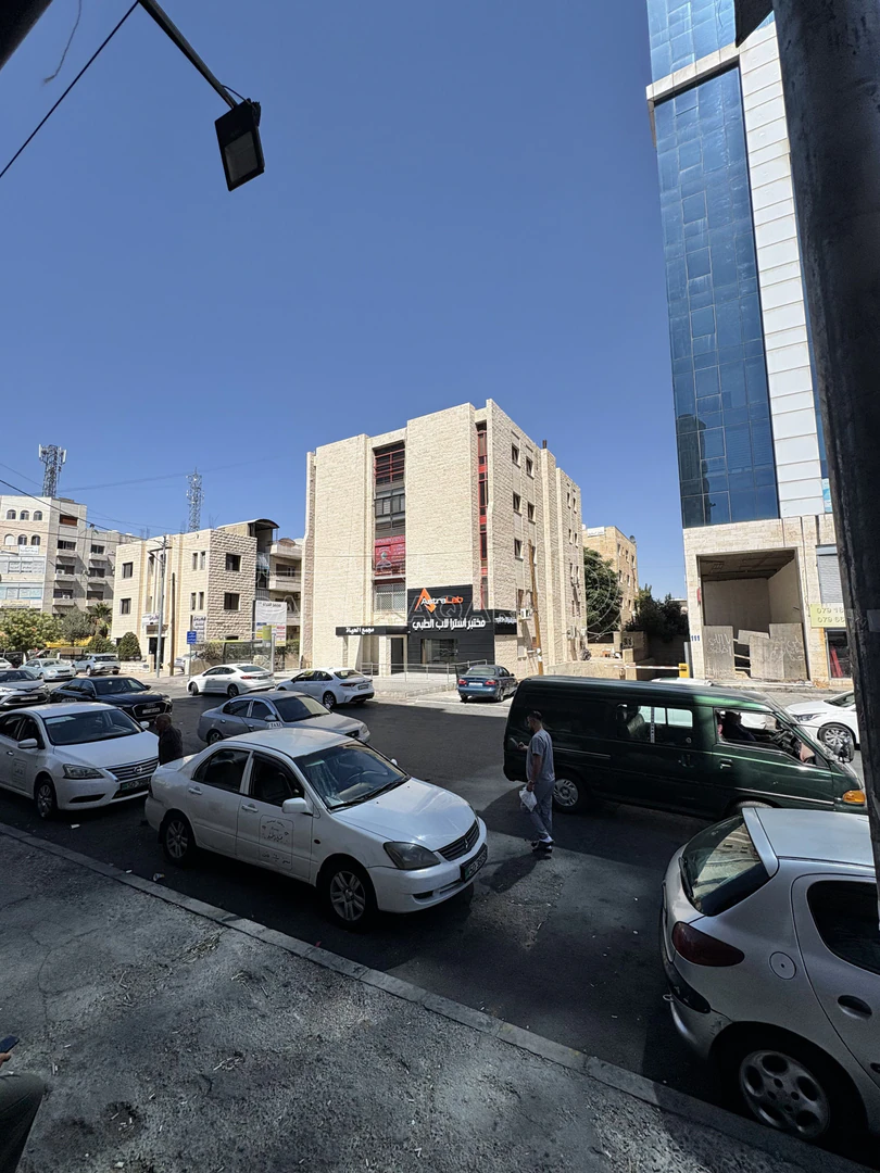 مكتب/تجاري في مكتب تجاري عماره مجمع الحياه دوار الداخلية  - 44,000 دأ - صورة 1