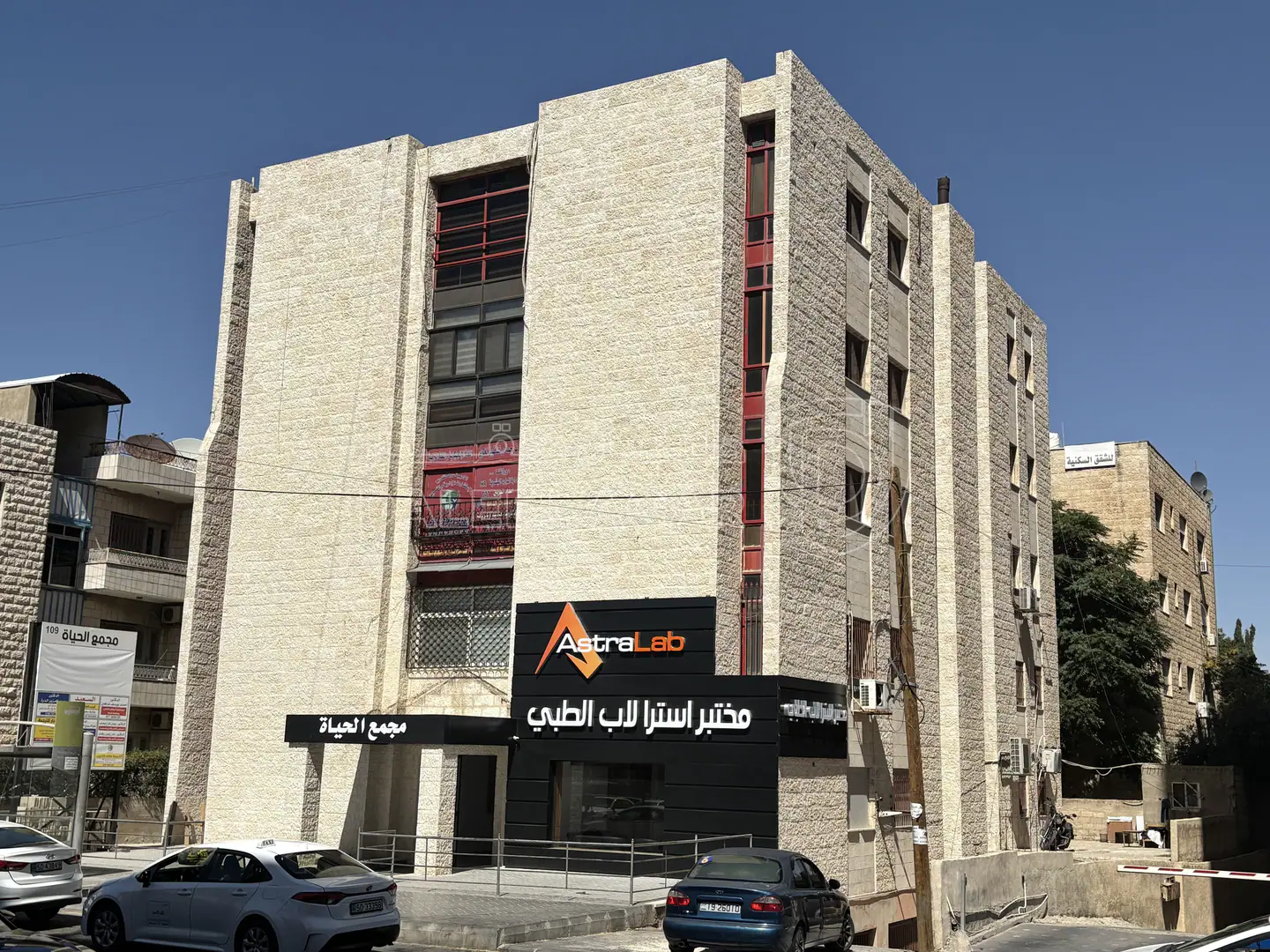 مكتب/تجاري في مكتب تجاري عماره مجمع الحياه دوار الداخلية  - 44,000 دأ - صورة 1