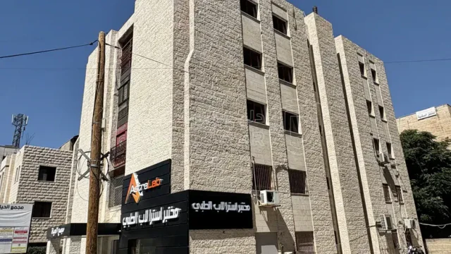 مكتب/تجاري - مكتب تجاري عماره مجمع الحياه دوار الداخلية  - 44000 دأ
