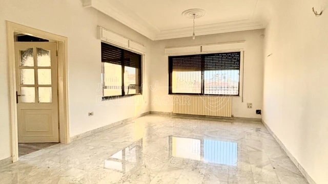 شقة - ام اذينة شارع طريف - 210000 دأ