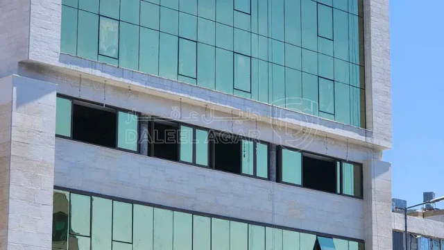 مكتب/تجاري - محل تجاري بابين عمان ش. الملكة رانيا العبدلله  - 290000 دأ