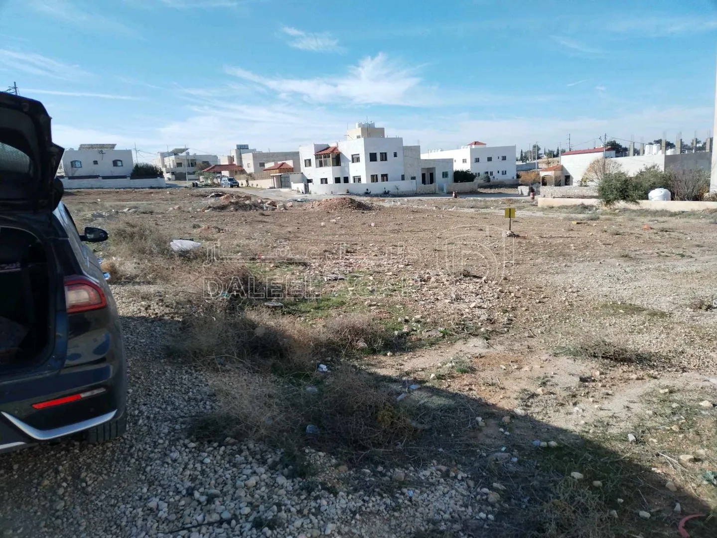 أرض في الكرك ما بين المشيرفة و مدين و خلف كازية المناصير  - 23,000 دأ - صورة 1