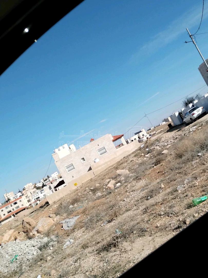 أرض في الكرك ما بين المشيرفة و مدين و خلف كازية المناصير  - 23,000 دأ - صورة 1